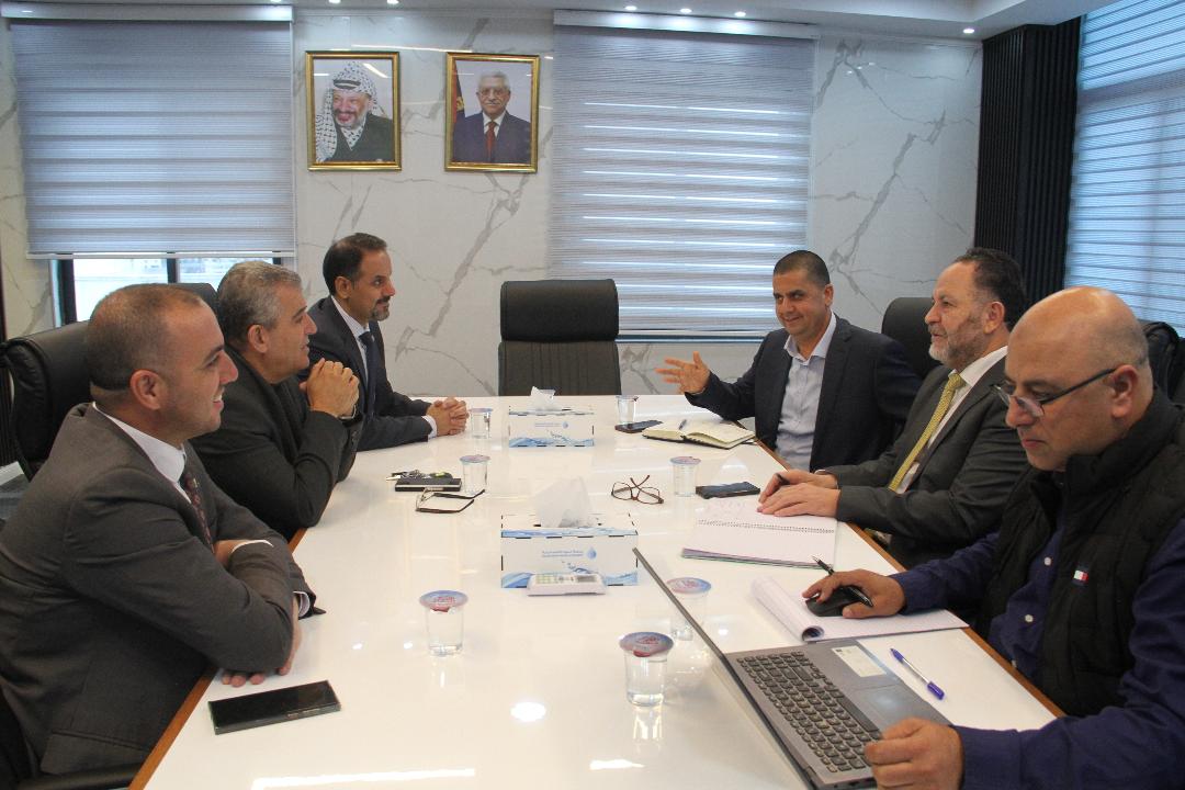 رئيس سلطة المياه خلال لقائه وفد البنك الإسلامي الفلسطيني